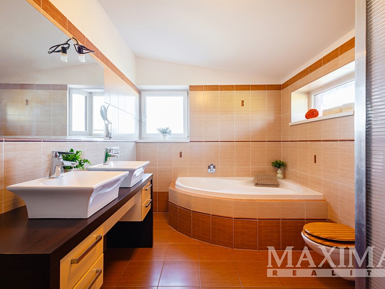 Prodej rodinného domu 250 m², pozemek 1 421 m² - foto 7