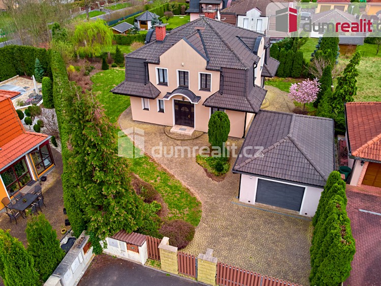 Prodej rodinného domu 194 m², pozemek 956 m² - foto 2