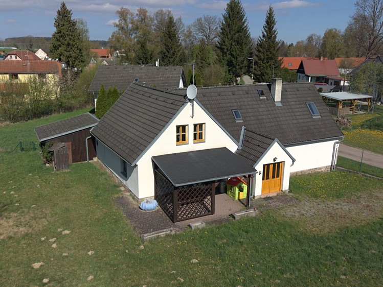 Prodej rodinného domu 140 m², pozemek 1 786 m² - foto 3