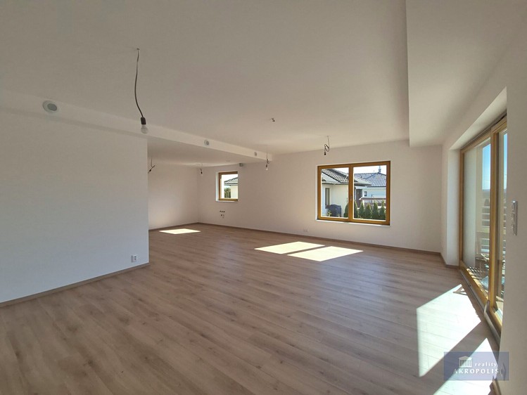 Prodej rodinného domu 207 m², pozemek 677 m² - foto 2