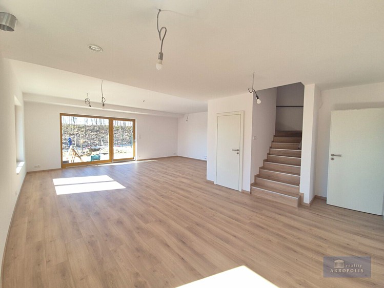 Prodej rodinného domu 207 m², pozemek 677 m² - foto 4
