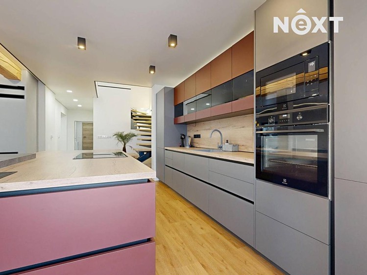 Prodej rodinného domu 210 m², pozemek 2 278 m² - foto 2