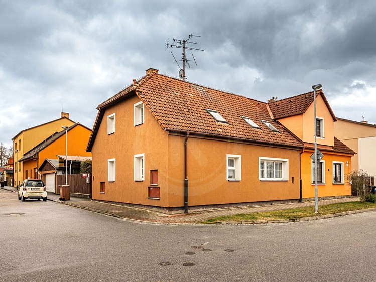 Prodej rodinného domu 160 m², pozemek 261 m² - foto 1