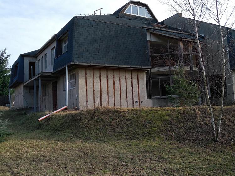 Prodej rodinného domu 925 m², pozemek 1 750 m² - foto 2