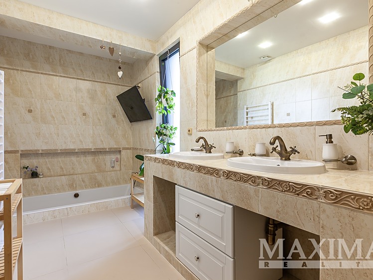 Prodej  rodinného domu 300 m², pozemek 1 304 m² - foto 4