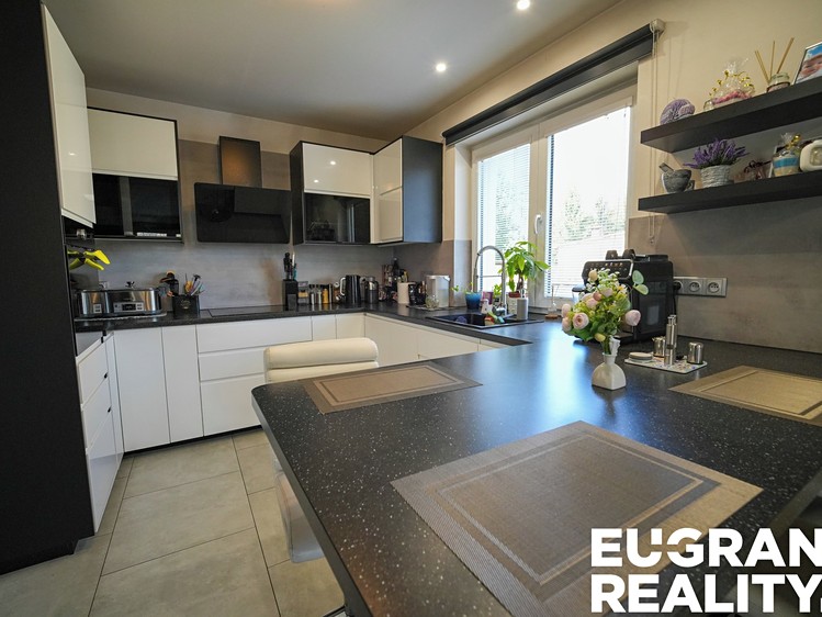 Prodej rodinného domu 216 m², pozemek 632 m² - foto 3