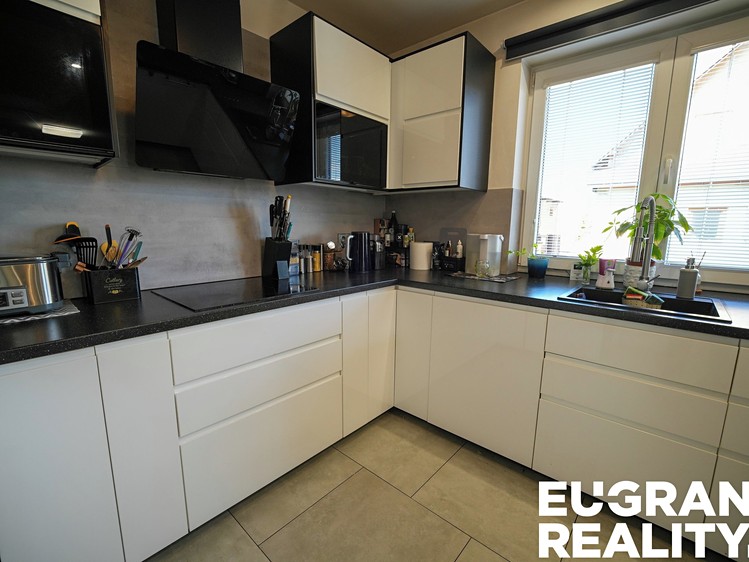 Prodej rodinného domu 216 m², pozemek 632 m² - foto 4