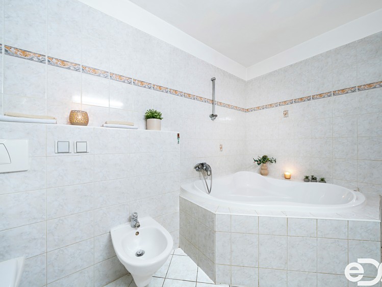 Prodej rodinného domu 210 m², pozemek 290 m² - foto 8