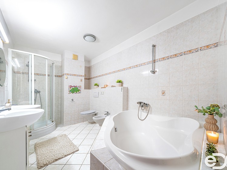 Prodej rodinného domu 210 m², pozemek 290 m² - foto 7