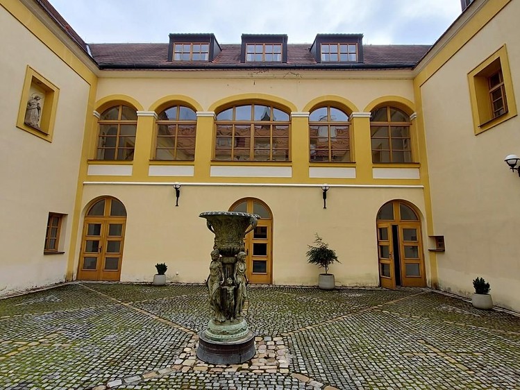 Prodej rodinného domu 2 500 m², pozemek 6 302 m² - foto 3