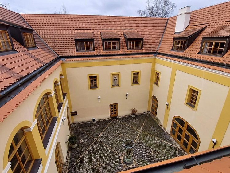 Prodej rodinného domu 2 500 m², pozemek 6 302 m² - foto 1