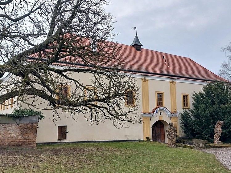 Prodej rodinného domu 2 500 m², pozemek 6 302 m² - foto 4