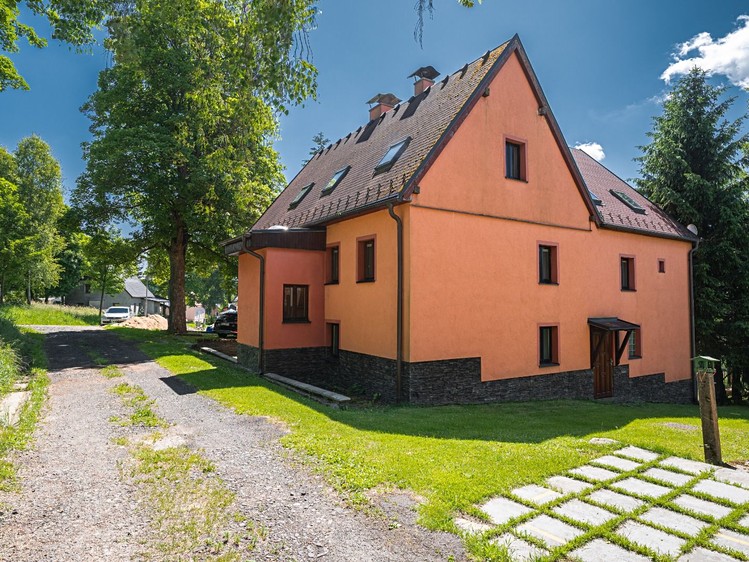 Prodej rodinného domu 320 m², pozemek 909 m² - foto 2
