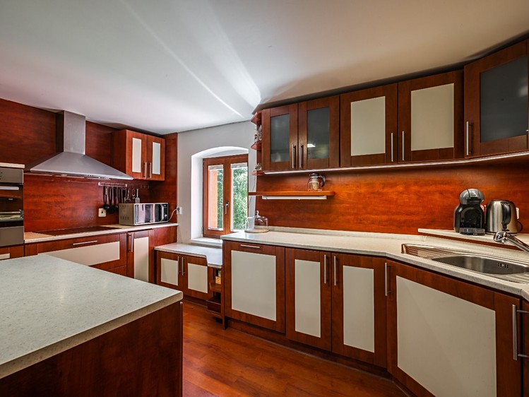Prodej rodinného domu 320 m², pozemek 909 m² - foto 8