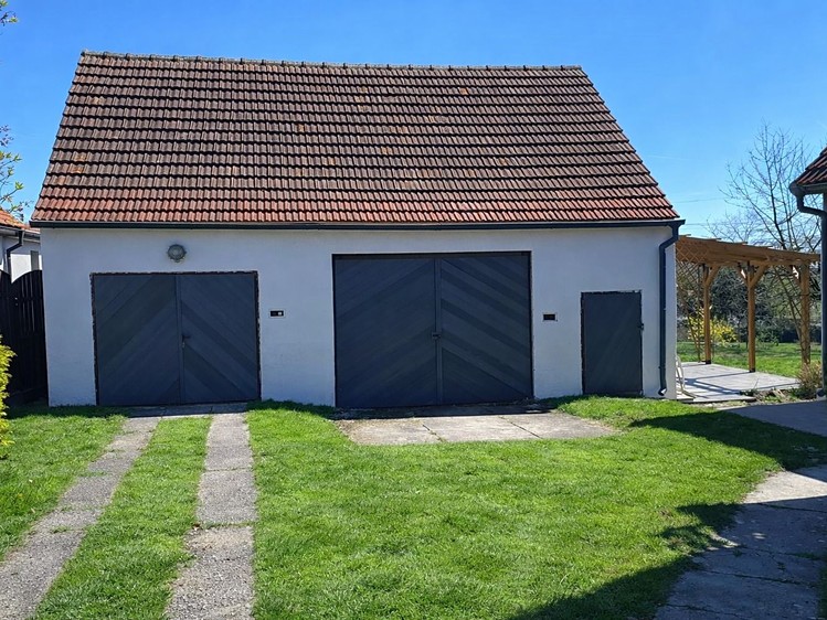 Prodej rodinného domu 330 m², pozemek 1 286 m² - foto 2