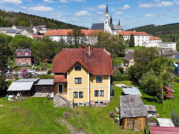 Prodej vily 570 m², pozemek 1 544 m² - foto 1