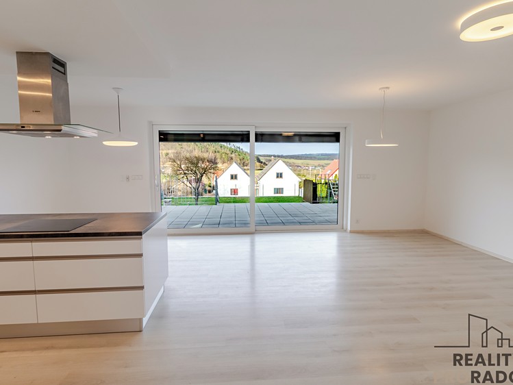 Prodej rodinného domu 191 m², pozemek 938 m² - foto 2