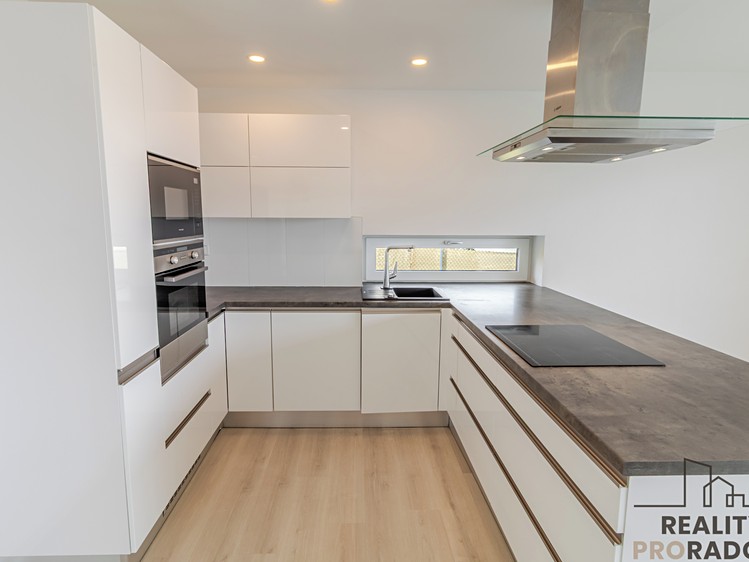 Prodej rodinného domu 191 m², pozemek 938 m² - foto 3