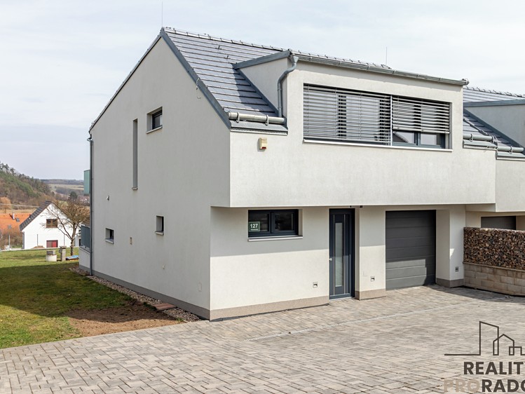 Prodej rodinného domu 191 m², pozemek 938 m² - foto 1