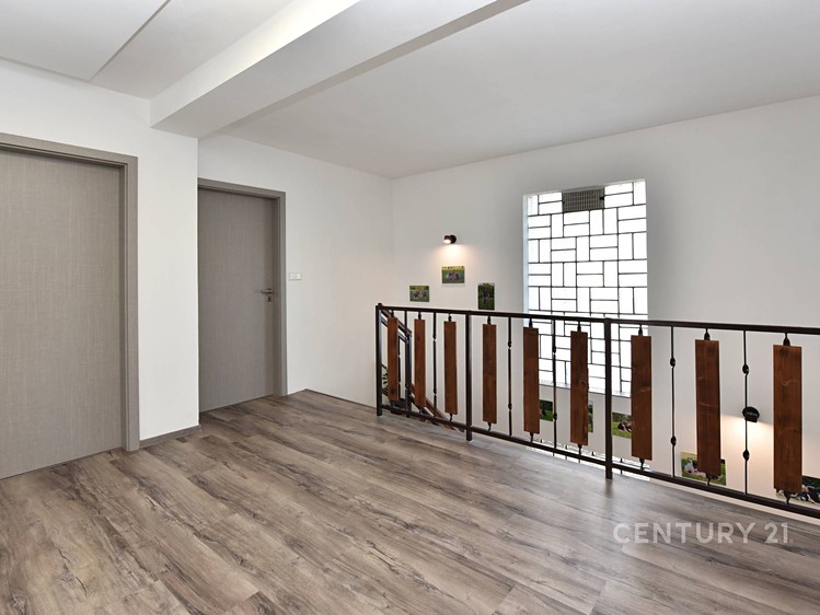 Prodej rodinného domu 273 m², pozemek 224 m² - foto 3