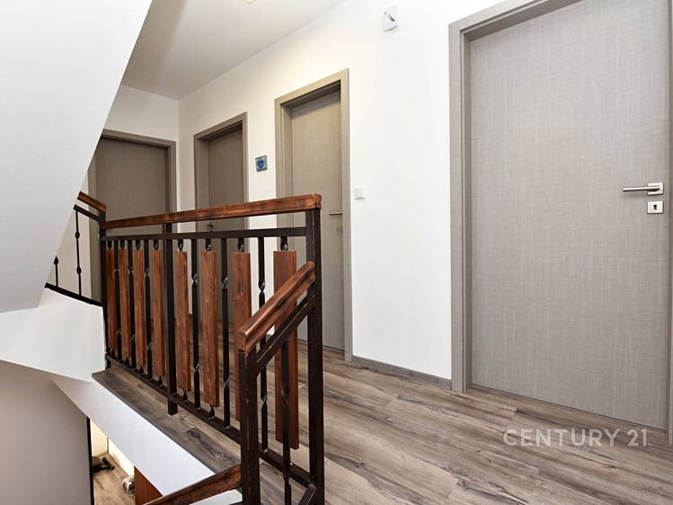 Prodej rodinného domu 273 m², pozemek 224 m² - foto 4