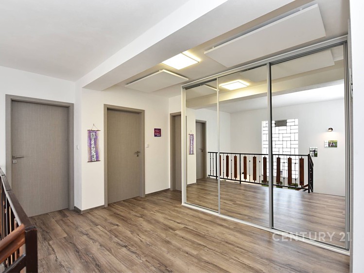 Prodej rodinného domu 273 m², pozemek 224 m² - foto 2