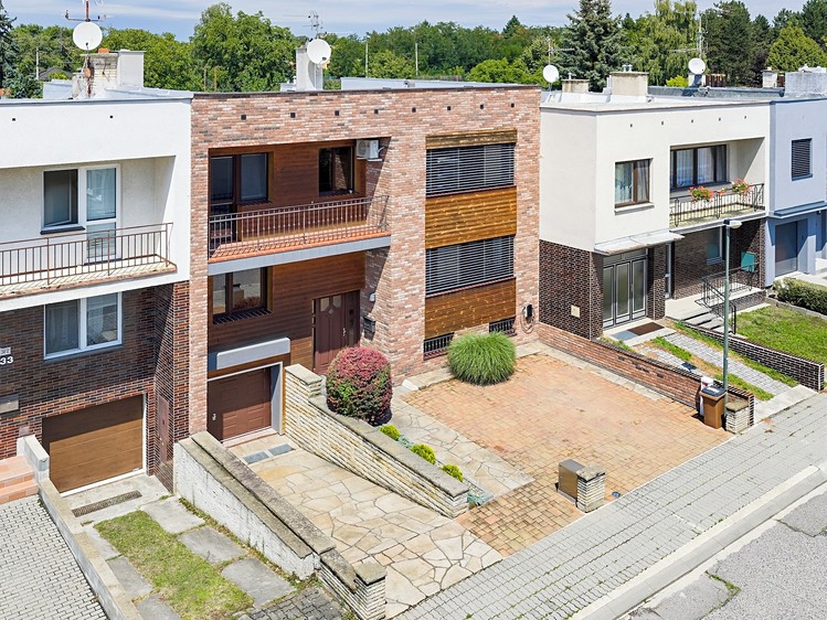 Prodej rodinného domu 259 m², pozemek 808 m² - foto 1