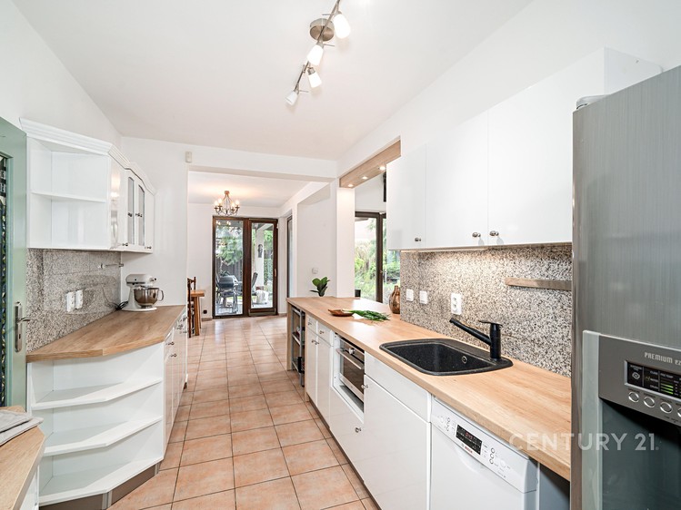 Prodej rodinného domu 330 m², pozemek 709 m² - foto 2