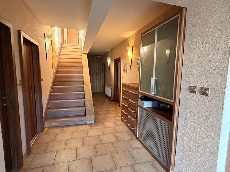 Prodej rodinného domu 240 m², pozemek 633 m² - foto 8
