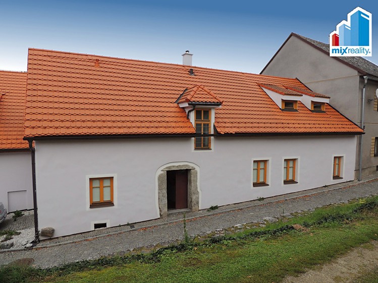 Prodej rodinného domu 330 m², pozemek 381 m² - foto 2