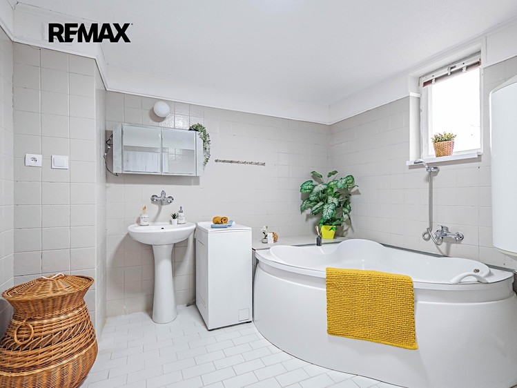 Prodej rodinného domu 300 m², pozemek 1 169 m² - foto 8