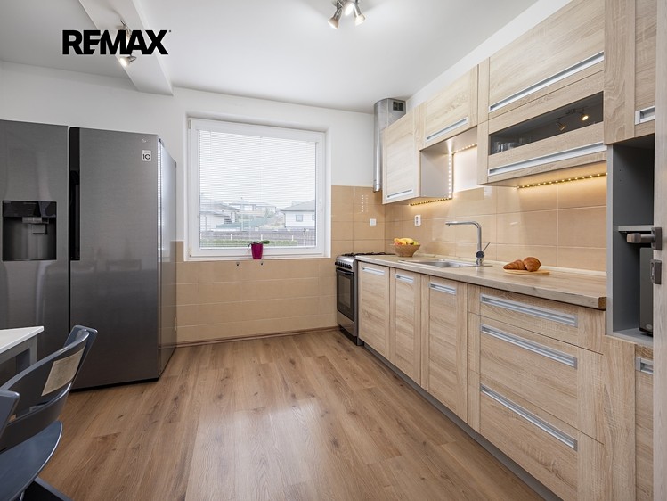 Prodej rodinného domu 204 m², pozemek 1 006 m² - foto 3