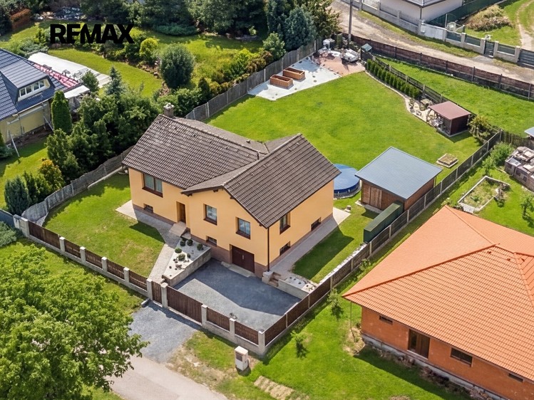 Prodej rodinného domu 204 m², pozemek 1 006 m² - foto 1