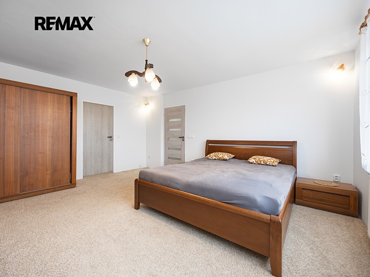 Prodej rodinného domu 204 m², pozemek 1 006 m² - foto 8