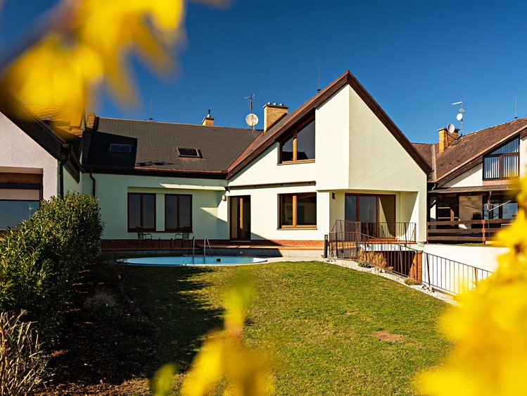 Prodej rodinného domu 306 m², pozemek 554 m² - foto 3