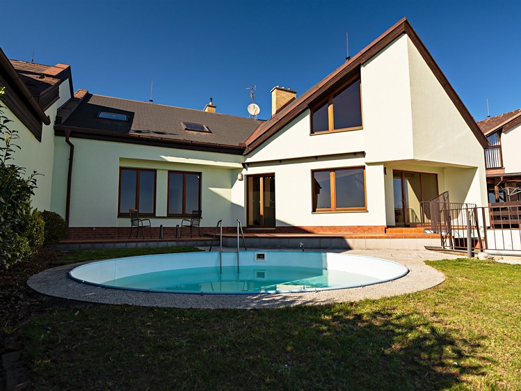 Prodej rodinného domu 306 m², pozemek 554 m² - foto 1