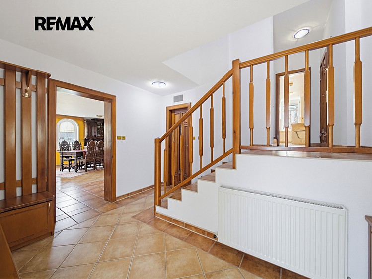 Prodej rodinného domu 410 m², pozemek 2 086 m² - foto 2