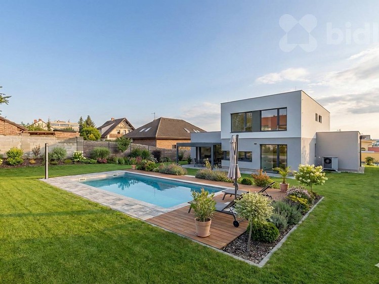 Prodej rodinného domu 203 m², pozemek 936 m² - foto 1