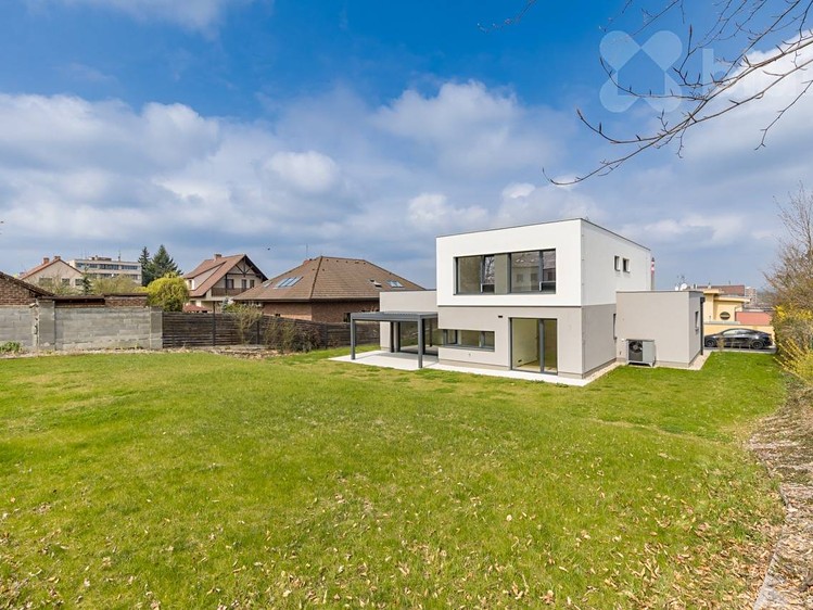 Prodej rodinného domu 203 m², pozemek 936 m² - foto 2
