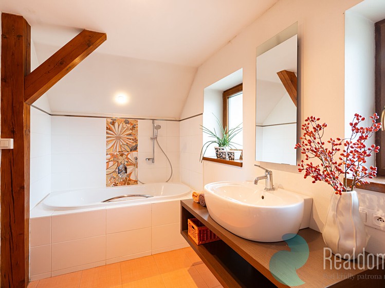 Prodej rodinného domu 196 m², pozemek 720 m² - foto 3