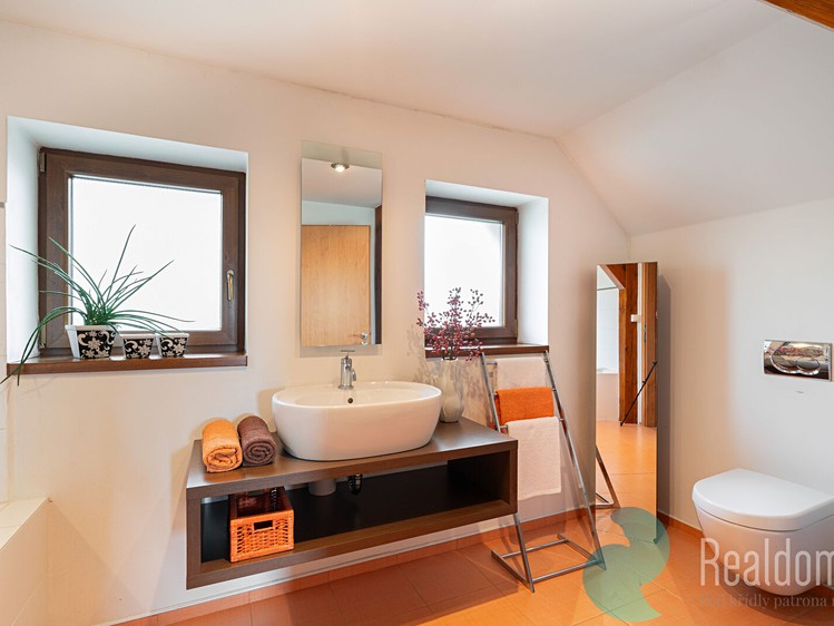 Prodej rodinného domu 196 m², pozemek 720 m² - foto 4
