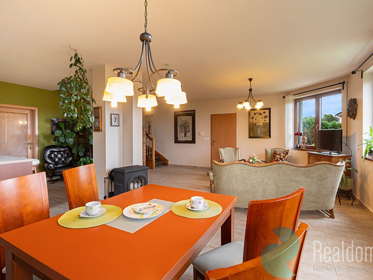 Prodej rodinného domu 196 m², pozemek 720 m² - foto 8
