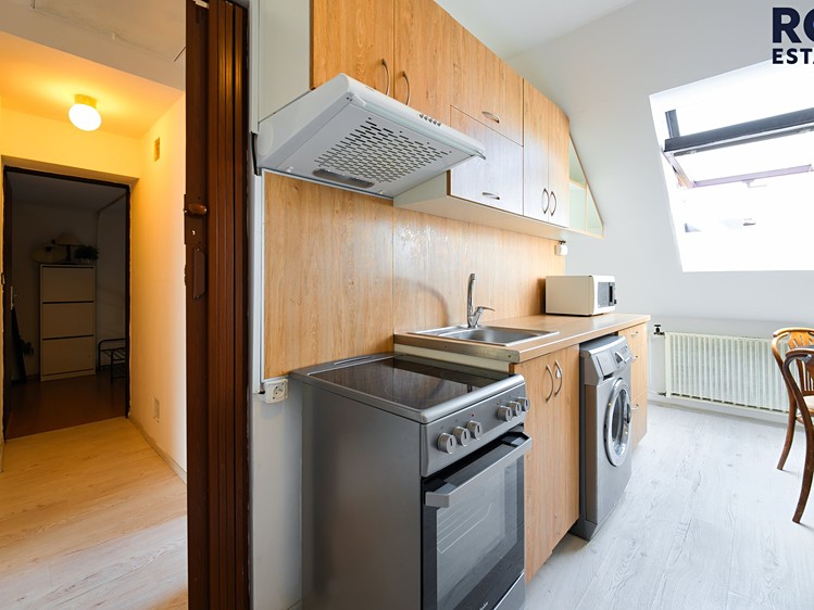 Prodej rodinného domu 191 m², pozemek 176 m² - foto 2