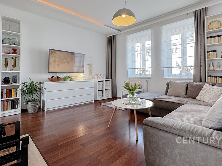 Prodej rodinného domu 216 m², pozemek 192 m² - foto 1
