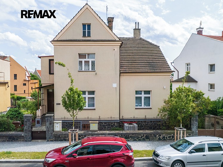 Prodej vily 197 m², pozemek 636 m² - foto 1