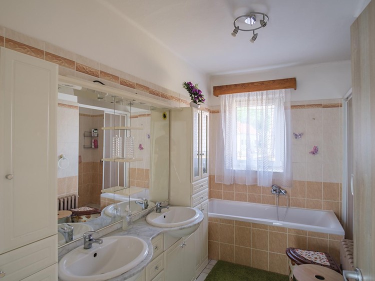 Prodej  vícegeneračního domu 440 m², pozemek 913 m² - foto 8