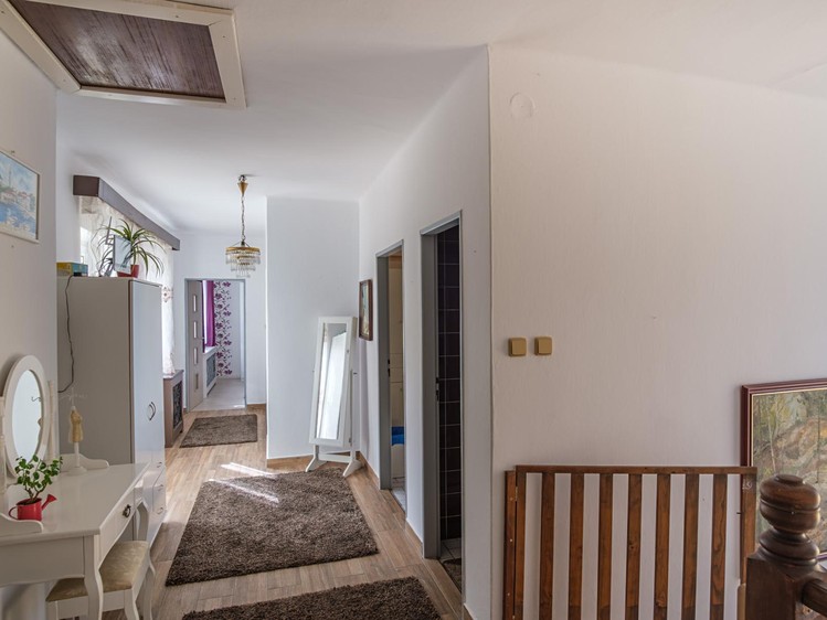 Prodej  vícegeneračního domu 440 m², pozemek 913 m² - foto 7