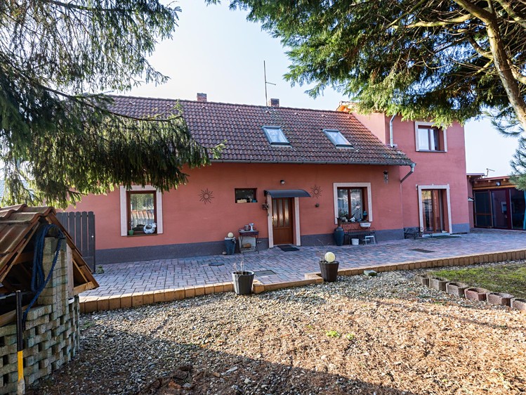 Prodej rodinného domu 211 m², pozemek 318 m² - foto 2