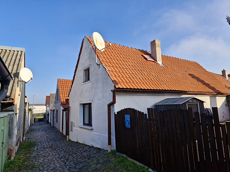 Prodej rodinného domu 108 m², pozemek 677 m² - foto 1