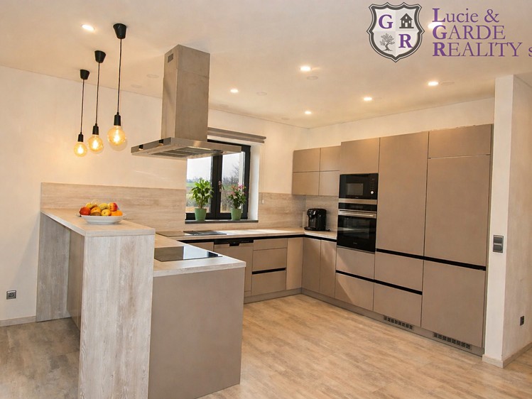Prodej rodinného domu 160 m², pozemek 1 165 m² - foto 2